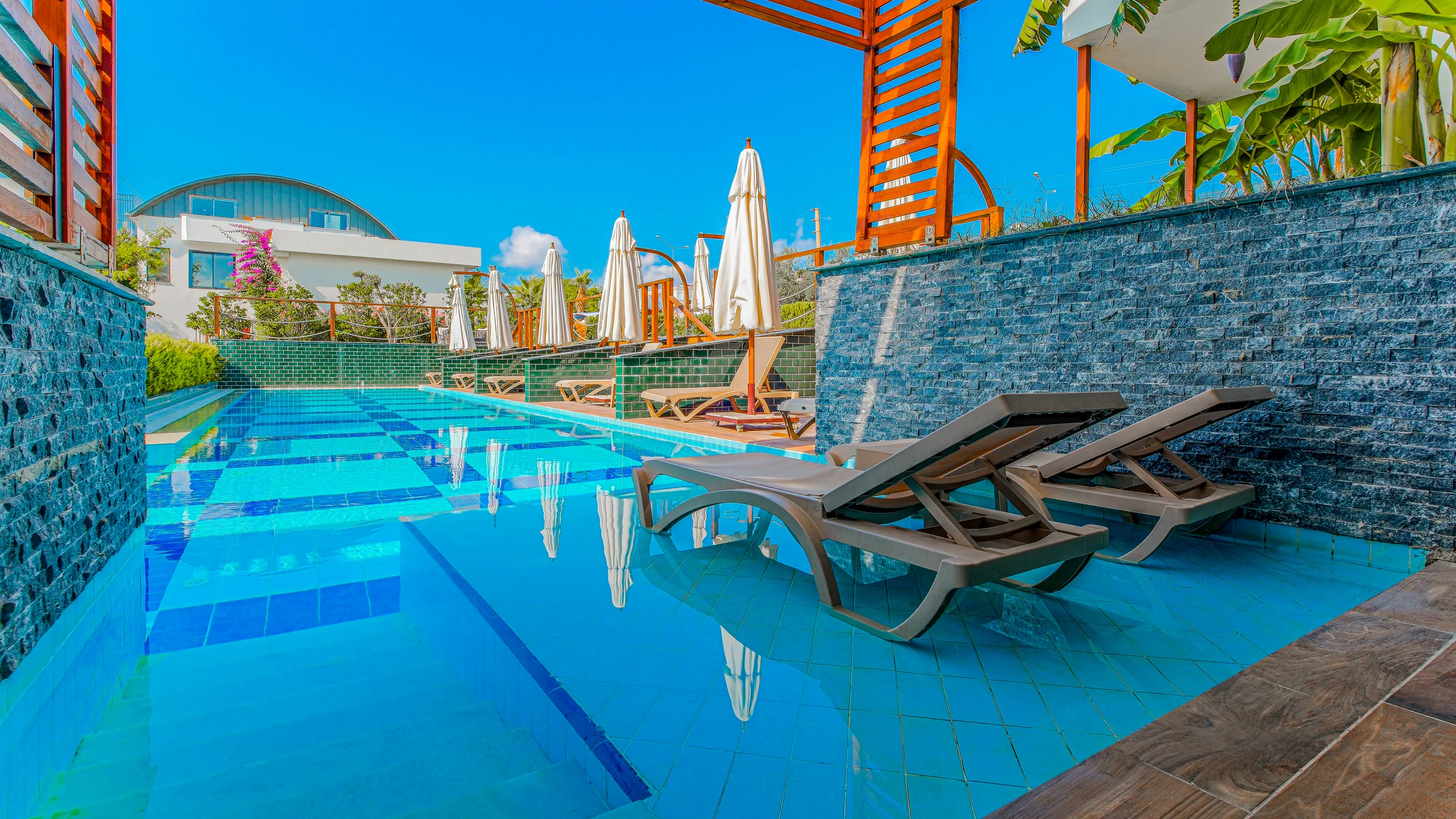 Deluxe Swim Up — Feniks Priority Hotel